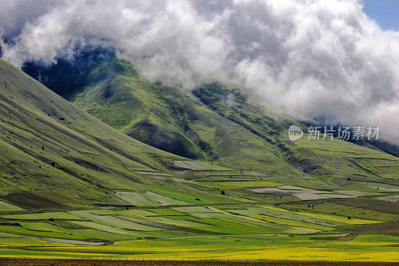 Piano Grande di Castelluccio(意大利)，绿色山丘上的村庄